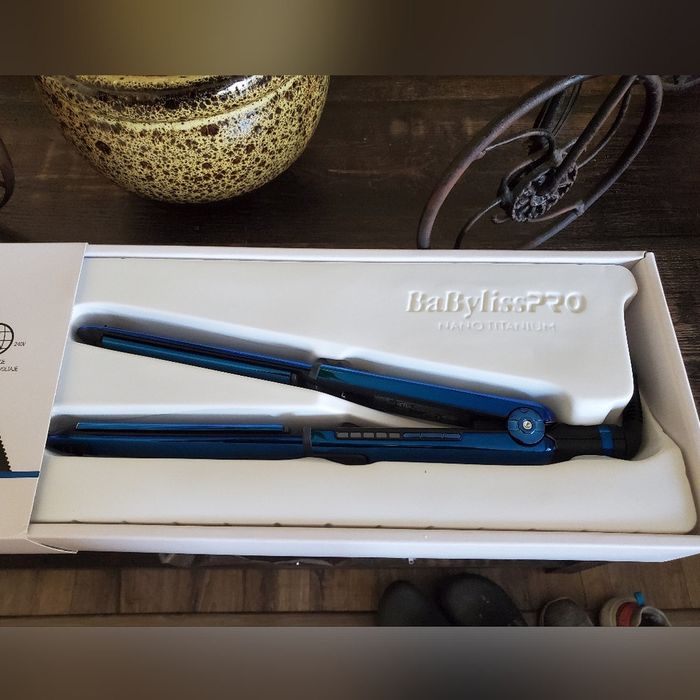 BaBylissPRO Ltd. Edition 1 1/4" Nano Titanium Prima3000 Ionic Hair Straightener - Picture 2 of 5